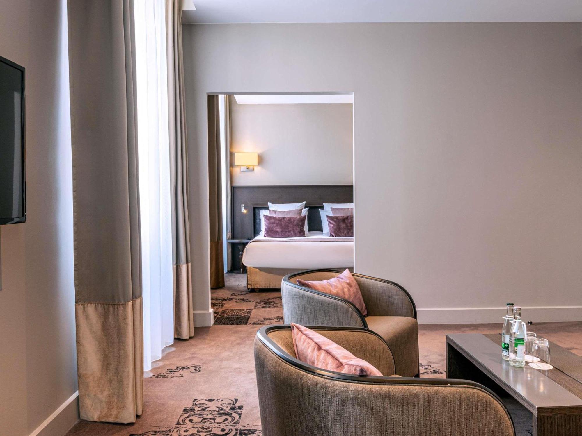 Junior King Suite with Sofa,1705002039:JPEG