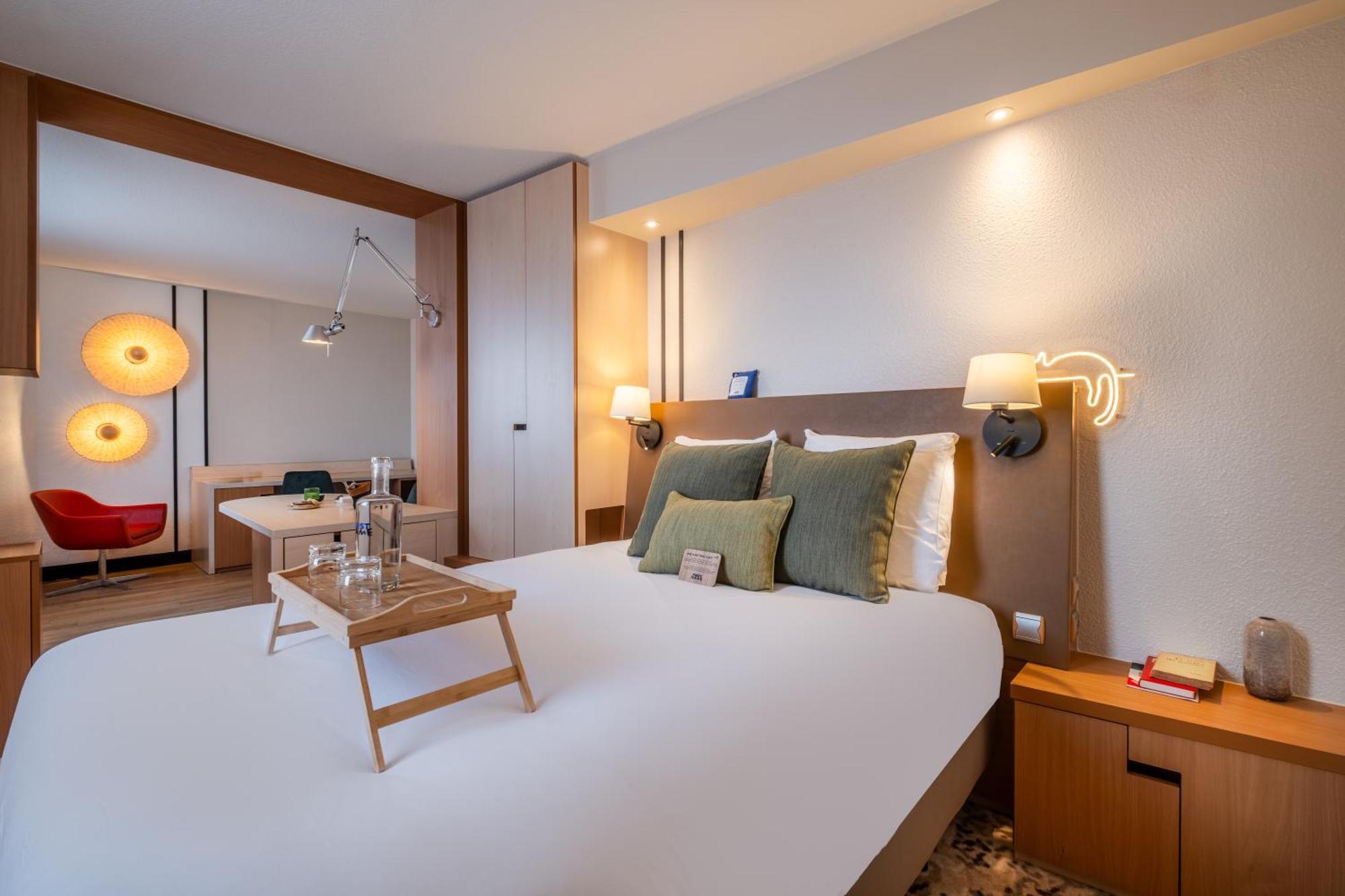 Studio (2 Adults),1742617465:JPEG